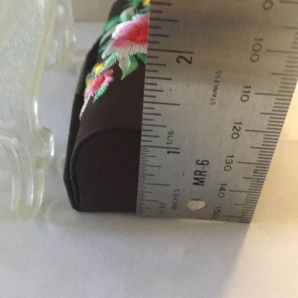 Vintage embroidery lipstick holder - Picture 7 of 7